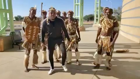 The Royal Welcome... #WelcomeToZimbabwe

📍Victoria Falls Airport 

 🎥 <a href="/rewardsibanda/">Reward Sibanda</a> #wheninzim