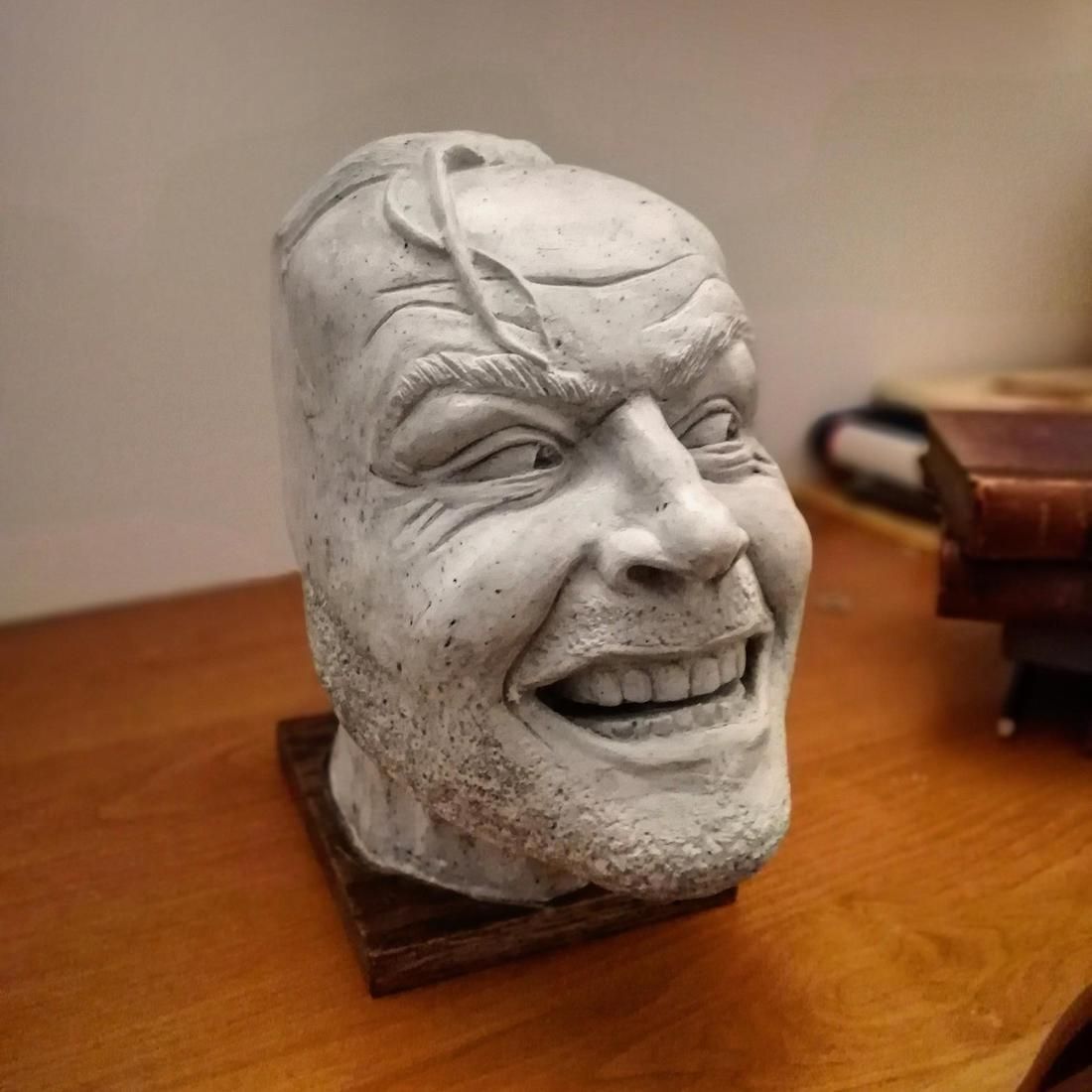 virginiagarnie's tweet photo. "¡Aqui esta Johnny!" El sujetalibros perfecto para los fanáticos de #ElResplandor https://t.co/3KascInZev vía @creapills #TheShining #JackNickolson #escultura #creatividad https://t.co/mwWWdEo55k
