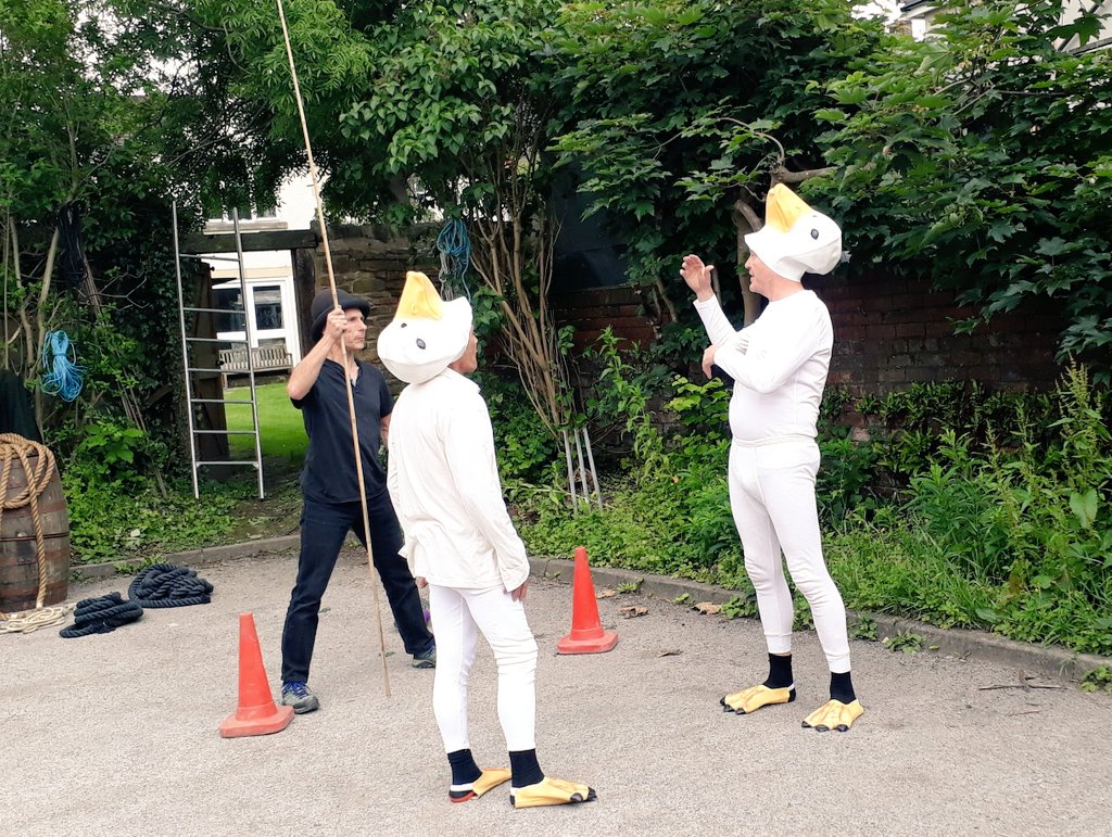 madamezucchini's tweet photo. Just two ducks 🦆having a chat with Tim outside @7afirstreet a couple of years ago, during rehearsals for @CabaretBoomBoom's marvellous local history show for @WalkleyFestival @WalkleyHistory @stewartwindow

#outdoorarts #ducks #community https://t.co/fWNTIvGaYq