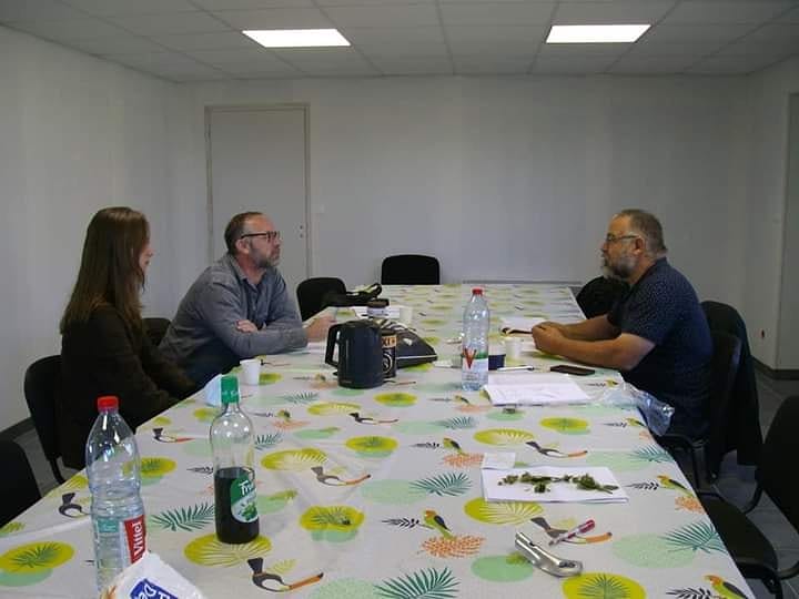 LVETloudun's tweet photo. - Rencontre -

👨‍🌾Reçu(e) par Jacky Bigot sur son exploitation de maraîchage à Rossay, Lucie et Pierre ont découvert le projet Locavore, un projet riche de potentiels sur le territoire qui concerne le secteur alimentaire, agricole, l'emploi et l'insertion, l'économie, la formation https://t.co/3x1xRIEu12