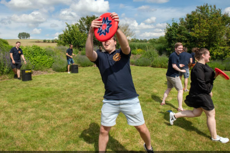 fvandersijpe's tweet photo. Veel bedrijven vieren de terugkeer naar kantoor met een #teambuilding." @PieterVanMaele in @destandaard ; interessante quote aan het einde van @Jstouten : "Cruciaal is dat de bedrijven zich op voorhand de vraag stellen wat ze willen bereiken." #learning @Securex_BE https://t.co/wii71Zh6mb