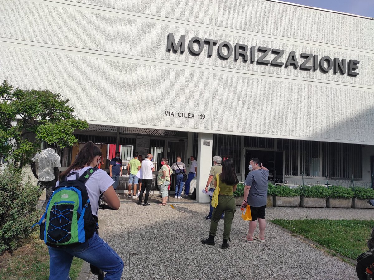In coda fuori dalla Motorizzazione Civile di #Milano: per una semplice pratica di #comodato gratuito dell'auto fra mio padre e me, 2 mesi di delirio. Perché queste pratiche non si fanno #online? #semplificazionePa #digitalgap #analfabetismodigitale #burocraziaitaliana