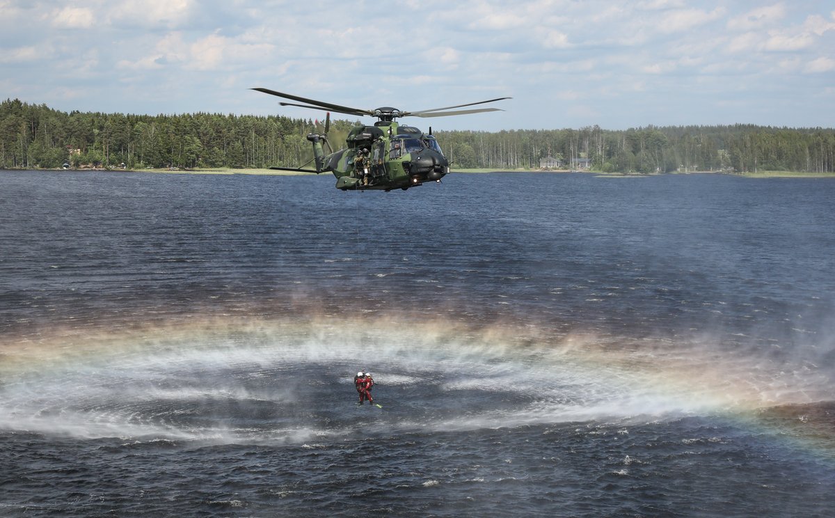 UtinJR's tweet photo. Arkistokuvia: #NH90-helikopterin virka-aputehtävä Muhoksen metsäpalon sammutuksessa kesäkuussa 2020 (kuva 1) sekä helikopterimiehistöjen päivystysvalmiutta ylläpitävää koulutusta vesistöalueilla (kuvat 2-4). #utjr #hekop #virkaapu #palonsammutus #pintapelastaja #valmius https://t.co/YXhKQ1yaEU