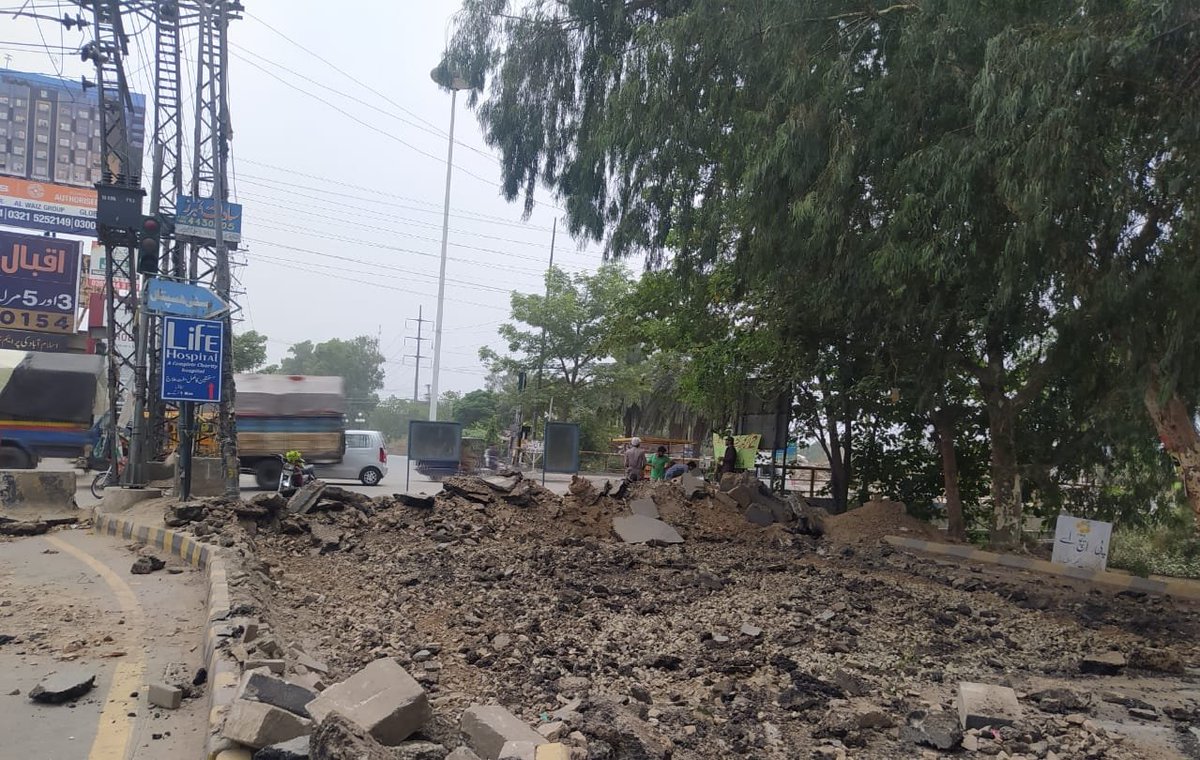 LHRDevAuthority's tweet photo. On directions of the worthy Vice Chairman LDA and the worthy Director General LDA, the construction work of Shahkam Flyover is in progress. This project will help to improve traffic flow. https://t.co/05OEnCZQLS