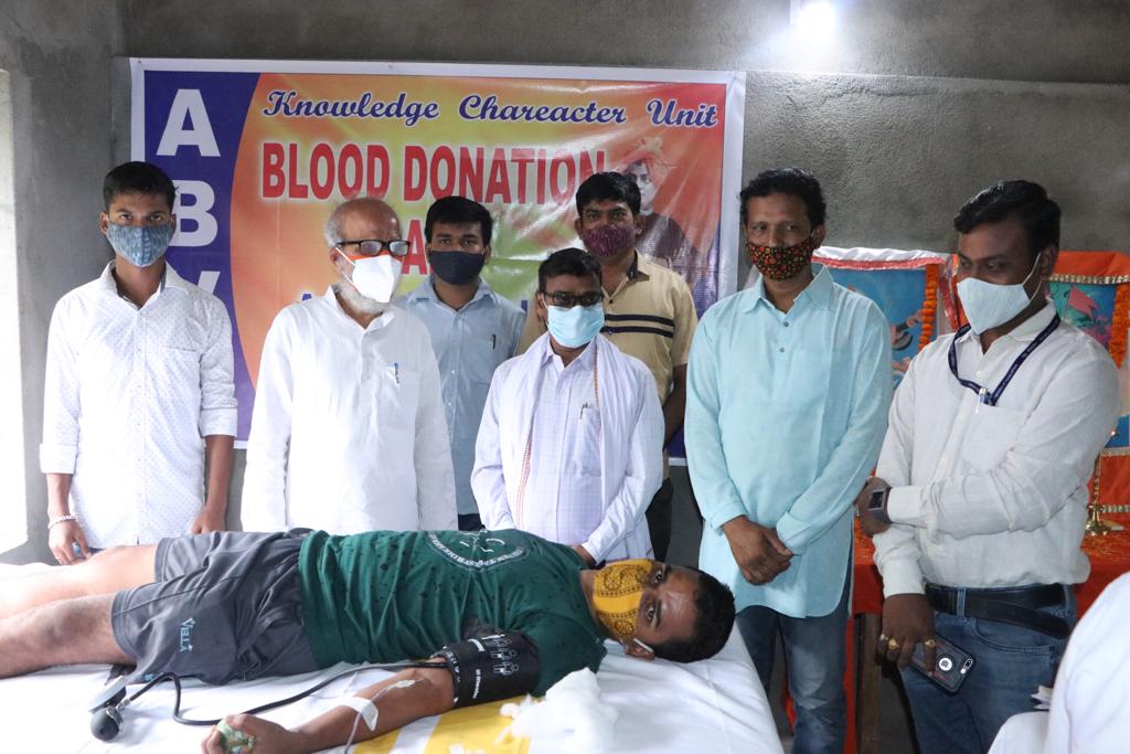 कोरोना काल में रक्त की भारी कमी को देखते हुए @ABVPVoice ,नीलगिरि की छात्राओ द्वारा आयोजित रक्तदान शिविर का उद्घाटन किया । इस मौके पर शिविर में पहुँचकर रक्तदान करने वाले युवाओं का उत्साह वर्धन किया । https://t.co/vNMuBMY3po