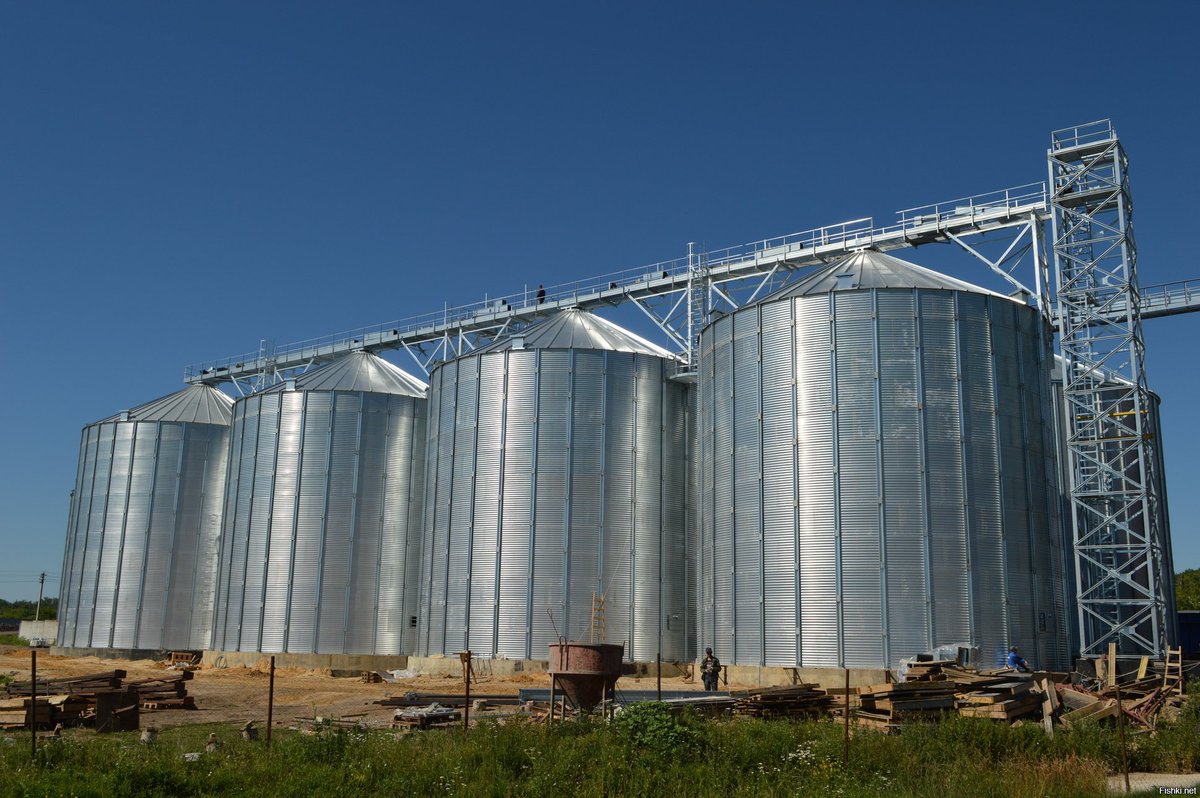 Зерновой терминал лабинский. Элеватор грузовой. Камазы на элеваторе. Силосные хранилища зерна. Новороссийский зерновой терминал новороссийск.