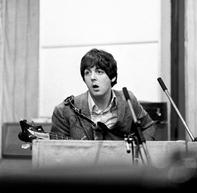 Happy birthday living legend, happy birthday, happy birthday, I love you! happy birthday, Sir Paul McCartney 