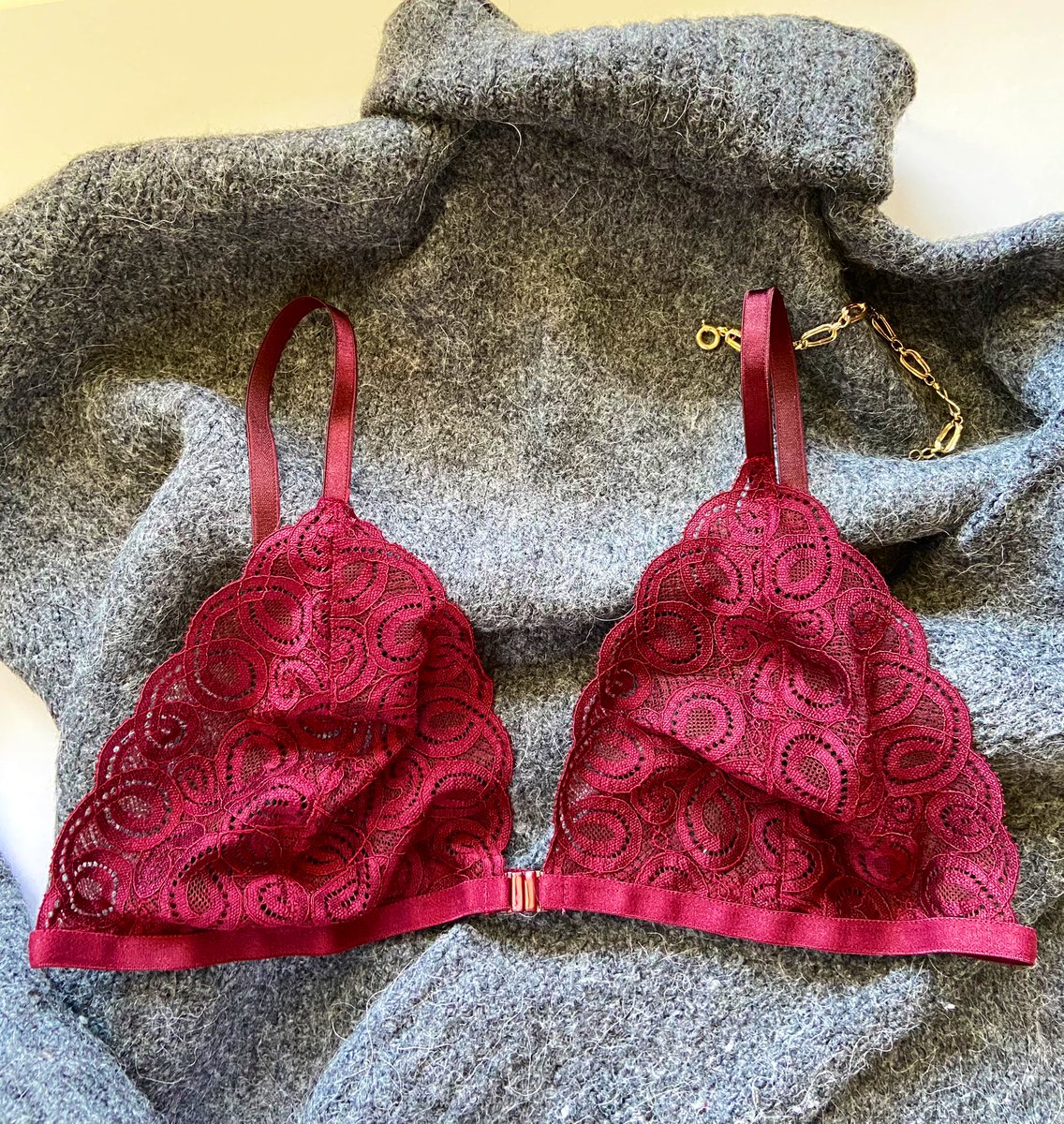 closerlingstore's tweet photo. Günaydın!
Bir süredir yoktuk, üzgünüz, ama yepyeni modellerle geliyoruz!

Bu fotoğraftaki güzellik Peony Bra için link bio’da!💕 #büstiyer #bralet https://t.co/GYVyUnxhTO