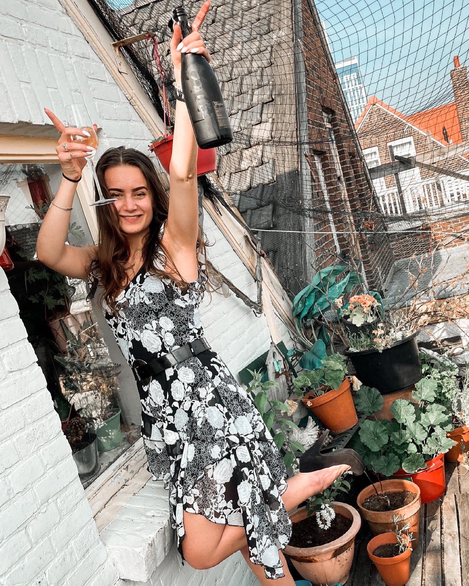 alwaysbehale's tweet photo. i have been gone from here for a long while but it was mostly due to uni… and now i can happily announce that i GRADUATED FROM MY BACHELOR DEGREE IN JOURNALISM 🥳 https://t.co/bNXSG3Bf7K