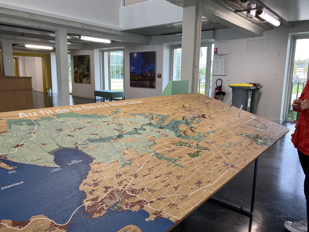 RDupeyrou's tweet photo. #Niort #VieParticipative
Préparation de projet pour les néo-Niortais avec l’office de tourisme au Séchoir du #PortBoinot sous la bienveillance d’#Épona. https://t.co/QnFDqNzvFw