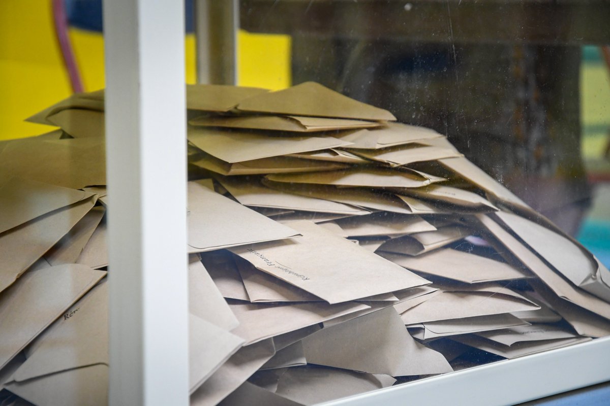 [ÉLECTIONS DÉPARTEMENTALES ET RÉGIONALES] Il y aura 2 urnes dans votre bureau de vote 🗳️ Vous voterez pour les élections départementales (en bleu) et pour les régionales (en marron/kraft). Plus d'infos : urlz.fr/fVT8