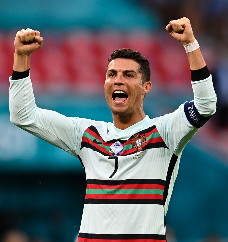 LMDFoot_'s tweet photo. 🚨 RECORD ! Cristiano Ronaldo devient la première personne au monde à atteindre les 300 millions de followers sur Instagram 🔥 https://t.co/RrPuW5oJbw