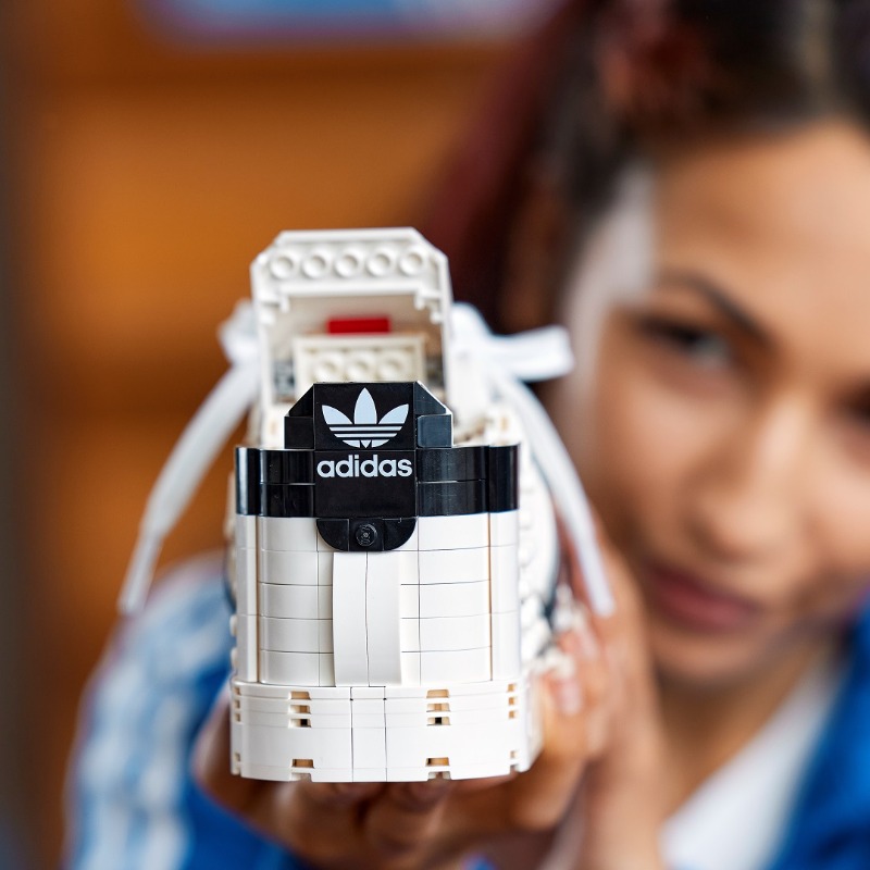 LEGO_Group_JP's tweet photo. 2021年7月1日発売！

��ラシックな「スーパースター」を大胆にアレンジ。両ブランドのアイコニックな要素である、アディダスのアーカイブの美しさと、レゴのブロックを融合させています。

もちろん、レゴ ブロックを使ったカスタマイズも可能。

#アディダススーパースター #大人レゴ