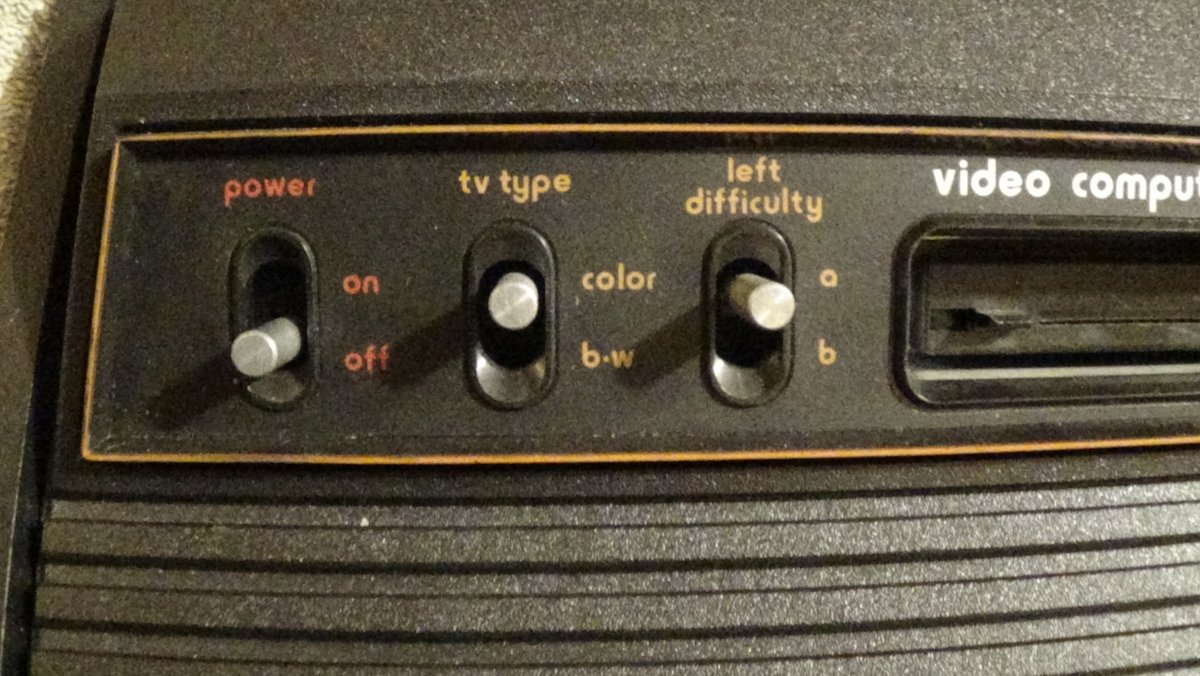 billysastard1's tweet photo. #DailyAtari IS BACK so lets start with a bang here is my absolutely pristine pal cherry leisure heavy sixer from 1978, still perfect after 43 years (and yes the orange isn't worn at all it just didn't photograph well, no wear on the wood edge either). https://t.co/RXjlD9whlG