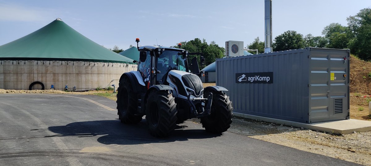 Le <a href="/Co_Farming/">#CoFarming</a> Tour 🚜 et @agriculteuraujo s'arrêtent à la SARL Bioénergie de l'étang qui injecte du biogaz dans le réseau <a href="/GRDF/">GRDF</a> ! 
Plus de résilience, des cultures plus diversifiées, des cultures intermédiaires et des sols couverts en permanence 👍