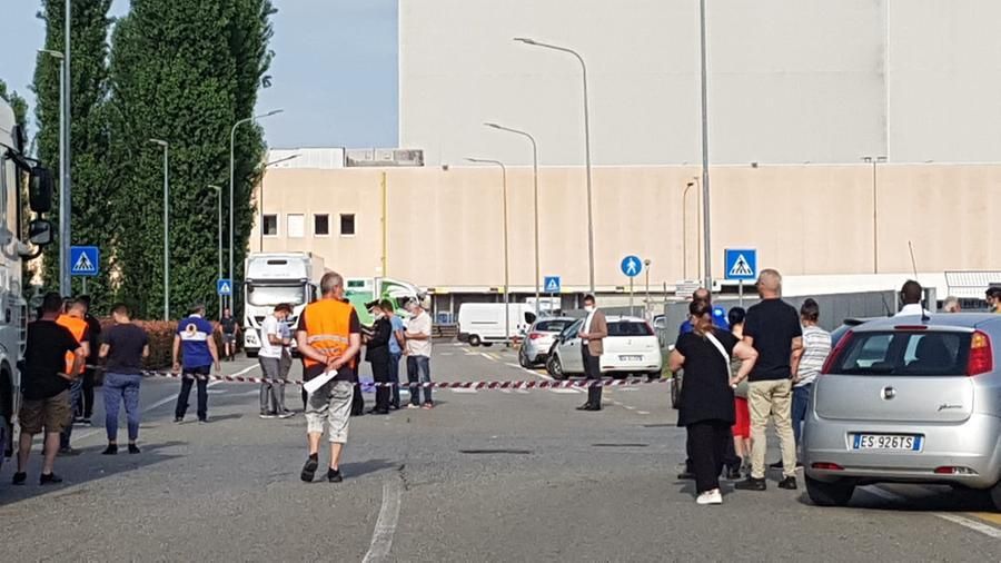 radiondadurto's tweet photo. SCIOPERO LOGISTICA: UCCISO TRAVOLTO DA UN CAMION DURANTE UN PICCHETTO ADIL, SINDACALISTA SI.COBAS. CORRISPONDENZA -> https://t.co/75MU3oMd4c https://t.co/YOKzzoWNrh