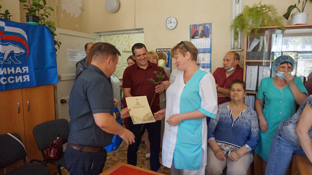 Медики гериатрической больницы принимают поздравления. Глава района Роман Радюков <a href="/rradyukov/">Роман Радюков</a>, директор <a href="/gym3sam_ru/">МБОУ Гимназия №3 г.о. Самара</a> Светлана Ильина и зампредседателя регсовета сторонников партии «ЕР» Роман Балтер наградили лучших сотрудников учреждения.  Желаем вам долгих и счастливых лет жизни!!