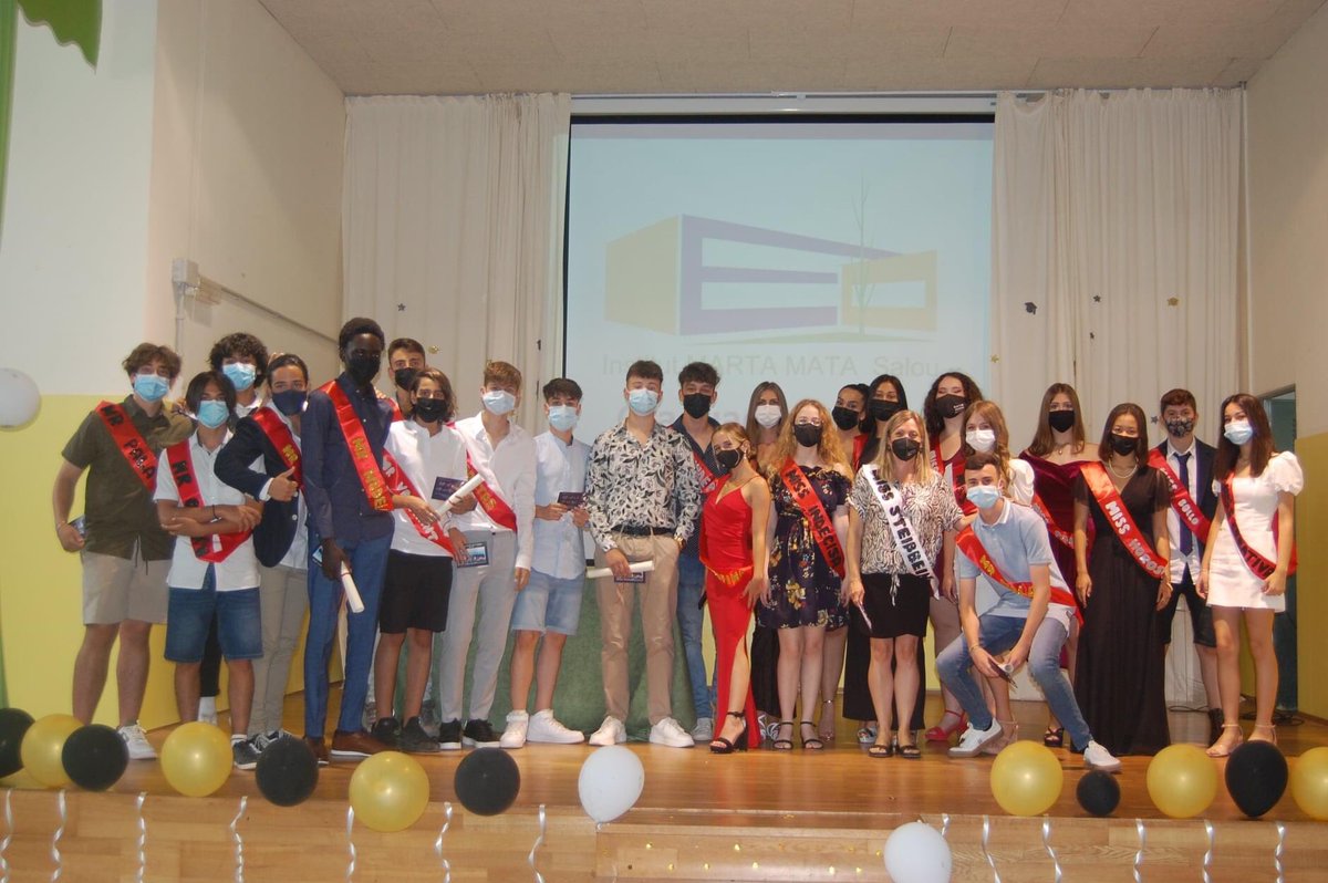 Ins_martamata's tweet photo. Graduació de 4t ESO 2021.  Enhorabona graduats!! 
#salou @Ins_martamata #graduacioESO https://t.co/6O5SyFMiLt