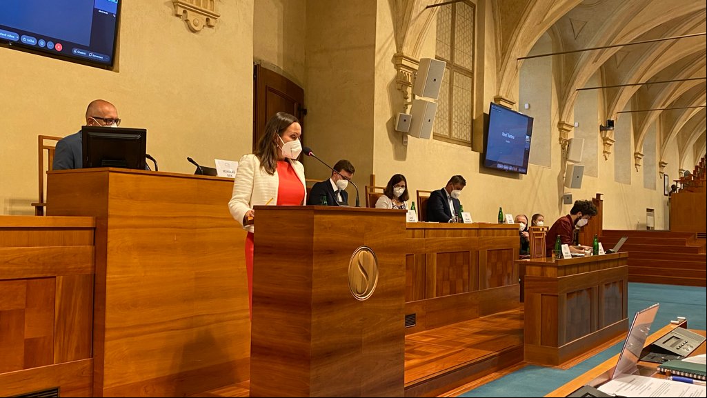 ZEK_Praha's tweet photo. „Smyslem konference o budoucnosti Evropy je naslouchat všem, sbírat podněty a odpovídat na ně. Za každý podnět z ČR jsem ráda,“ říká Dana Kovaříková, vedoucí @ZEK_Praha na konferenci Perspektivy České republiky v Evropské unii v @SenatCZ. 🇨🇿🇪🇺

#CoFoE #BudoucnostPatriVam https://t.co/AKu5WnyLTG