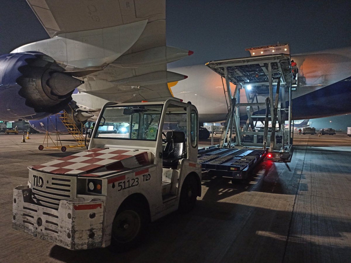 Esperando una carga de mas de 7 toneladas😯😯.  ojala el tractorcito se la pueda😄.