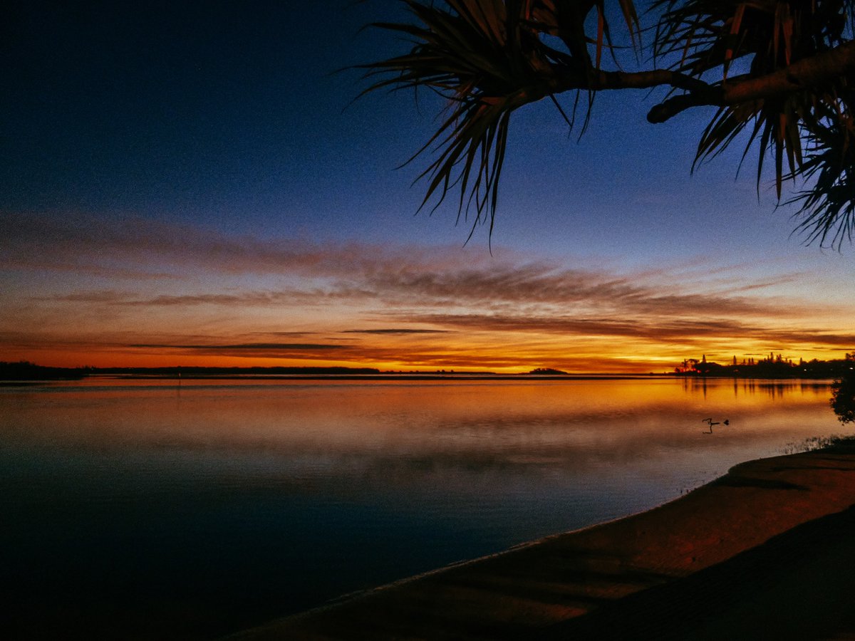 YaThinkN's tweet photo. How stunning is this pre-sunrise shot @kylie_dwyer took this morning down at Maroochydore 😎 #TalentedWoman https://t.co/h4QhIIYtaZ