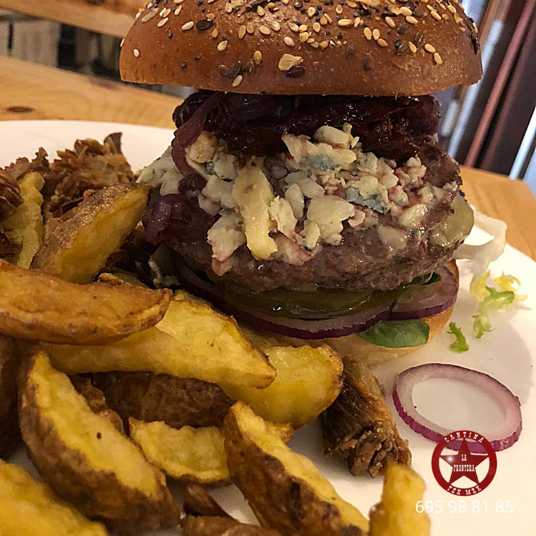 LaFronteraTM's tweet photo. Tenemos buenas noticias y Súperhamburguesas!!
Desde hoy abrimos TODOS los días!!
#pinchos #tapas #chuleton #carnes  #nachos  #lafronteratexmex #lafronterapeñiscola #peñiscola #peniscola #carnesalapiedra #tacos #cocktails #pizzas #burguer #texmex #cascoantiguo #steakhouse https://t.co/yKlQQ1xUt9