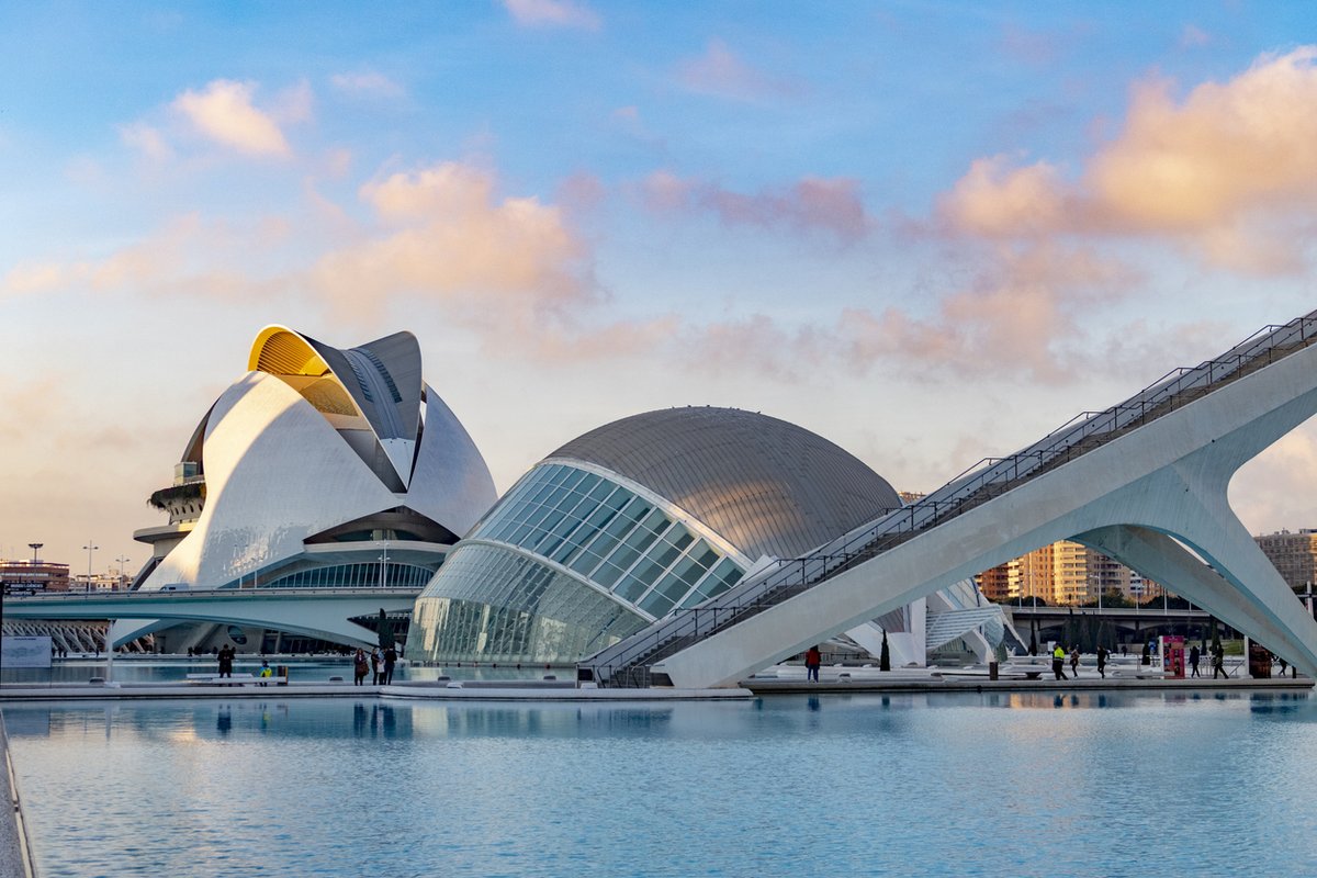 viajar's tweet photo. Es la tercera ciudad más grande de España y está bañada por las aguas del mediterráneo. Es Valencia, con Ciudad de las Artes y las Ciencias, su Mercado Central y su catedral. No encontramos un lugar mejor desde el que despedir nuestra semana. ¡Feliz finde! https://t.co/B6SYesyPHe