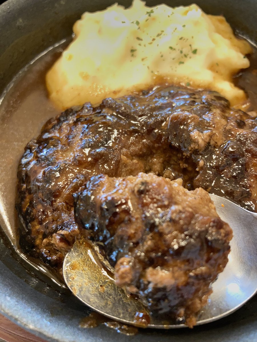 matsuya_foods's tweet photo. 明後日は #父の日 です🧔‍♂️
"お父さんの皆さん”には日頃の感謝の気持ち💐を込めて『黒毛和牛ハンバーグ』をおススメします👨‍🍳
明後日は自分へのご褒美してみませんか🎶

#お父さんじゃない方にもおススメです
#みんな大好きハンバーグ https://t.co/WL8afP6HFX