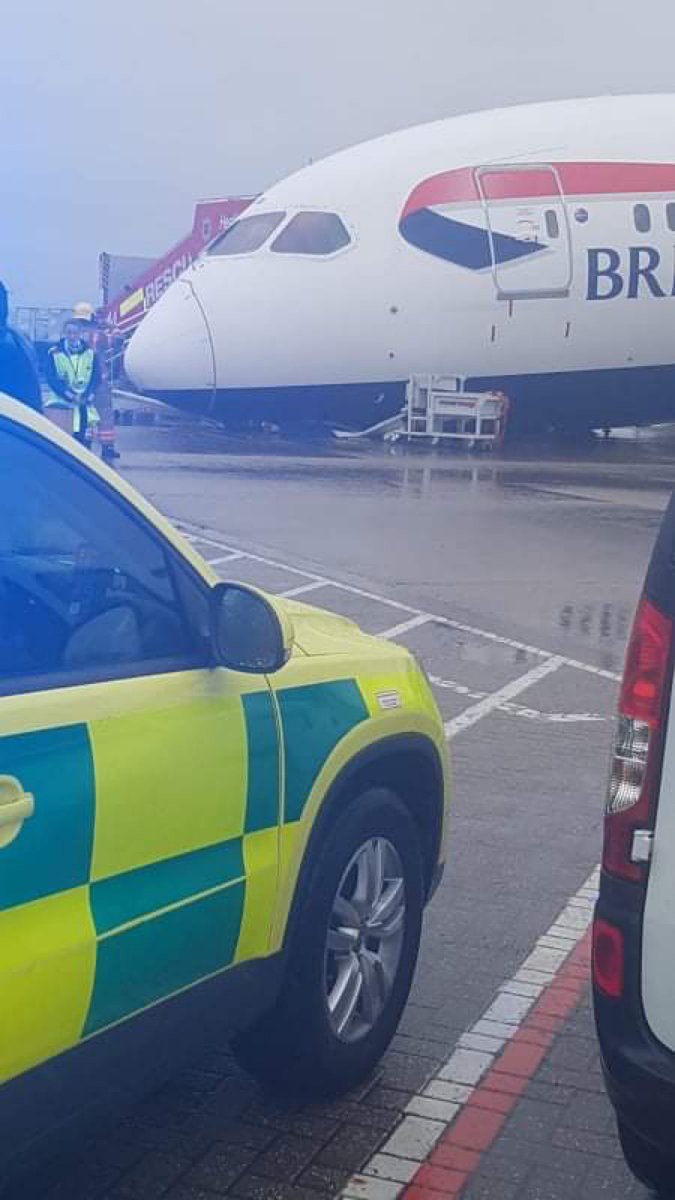 AeronewsGlobal's tweet photo. More photos from a friend (via Robert Alexandrescu): @British_Airways @Boeing 787-8 Dreamliner (G-ZBJB) suffered a nose gear collapse while parked at London @HeathrowAirport (LHR). @JacdecNew @AviationSafety @MZulqarnainBut1 @jetcitystar https://t.co/hxeXtHbHkr