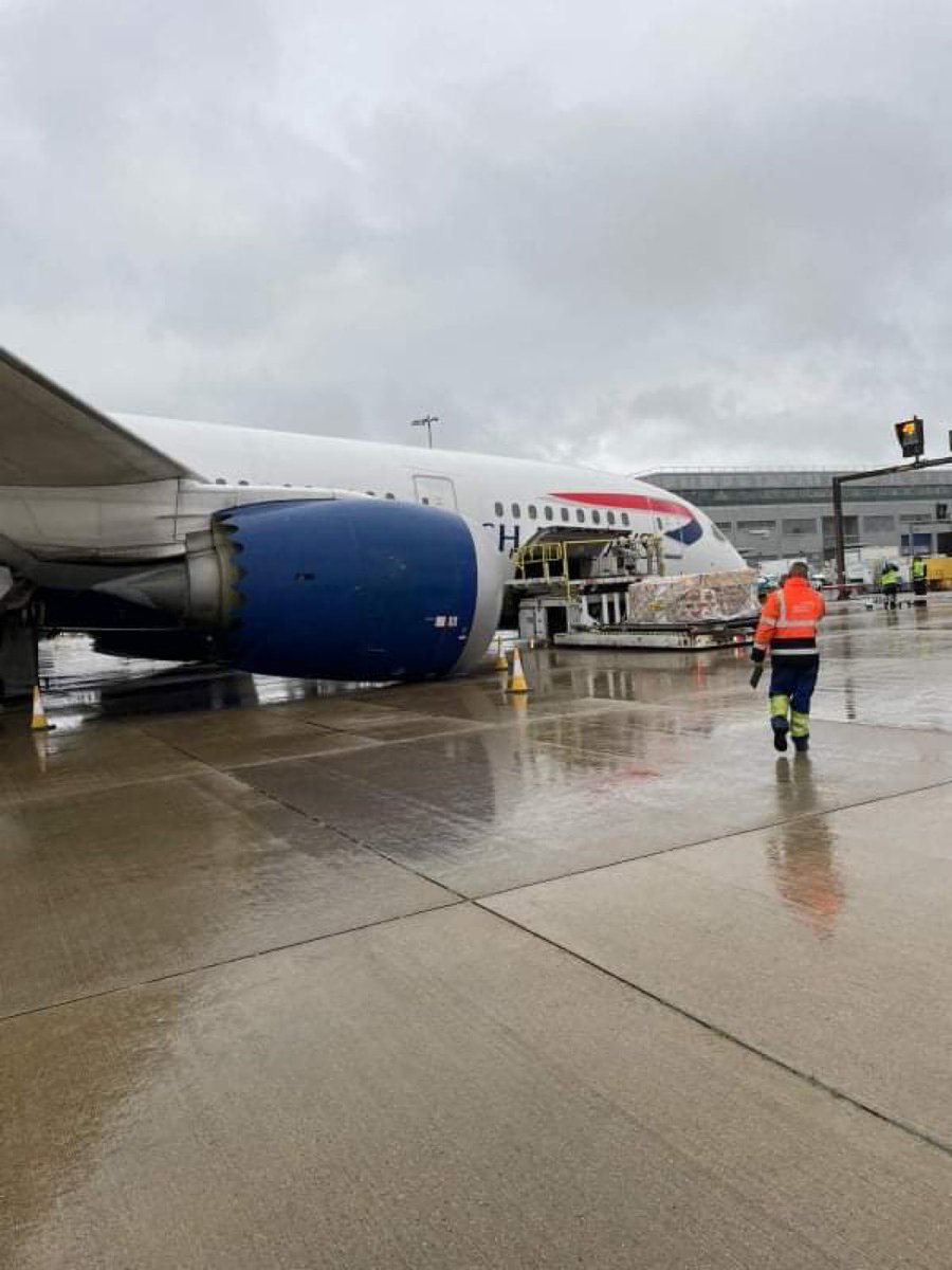 More photos from a friend (via Robert Alexandrescu): <a href="/British_Airways/">British Airways</a> <a href="/Boeing/">The Boeing Company</a> 787-8 Dreamliner (G-ZBJB) suffered a nose gear collapse while parked at London <a href="/HeathrowAirport/">Heathrow Airport</a> (LHR). <a href="/JacdecNew/">JACDEC</a> <a href="/AviationSafety/">Aviation Safety Network (ASN)</a> <a href="/MZulqarnainBut1/">M Zulqarnain B</a> <a href="/jetcitystar/">Isaac ✈ 🇺🇦 Alexander</a>