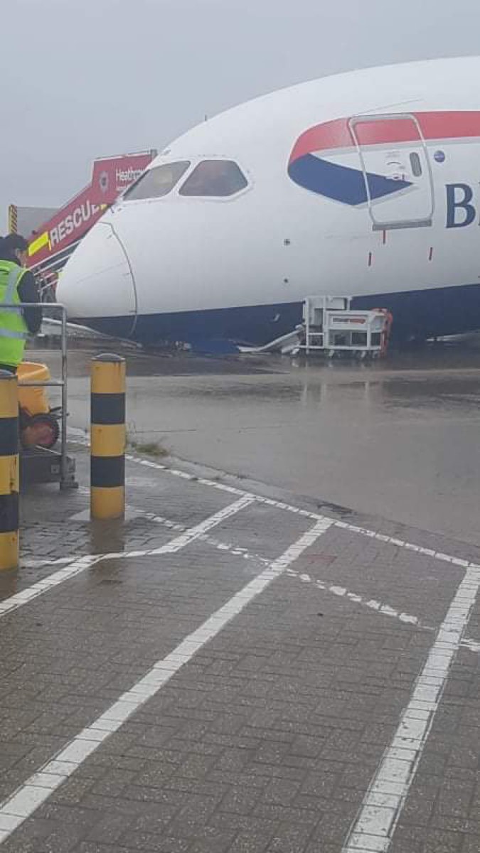 AeronewsGlobal's tweet photo. More photos from a friend (via Robert Alexandrescu): @British_Airways @Boeing 787-8 Dreamliner (G-ZBJB) suffered a nose gear collapse while parked at London @HeathrowAirport (LHR). @JacdecNew @AviationSafety @MZulqarnainBut1 @jetcitystar https://t.co/hxeXtHbHkr