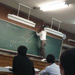 ある物理教師が話題に!黒板に書ききれないなら壁にだって!
