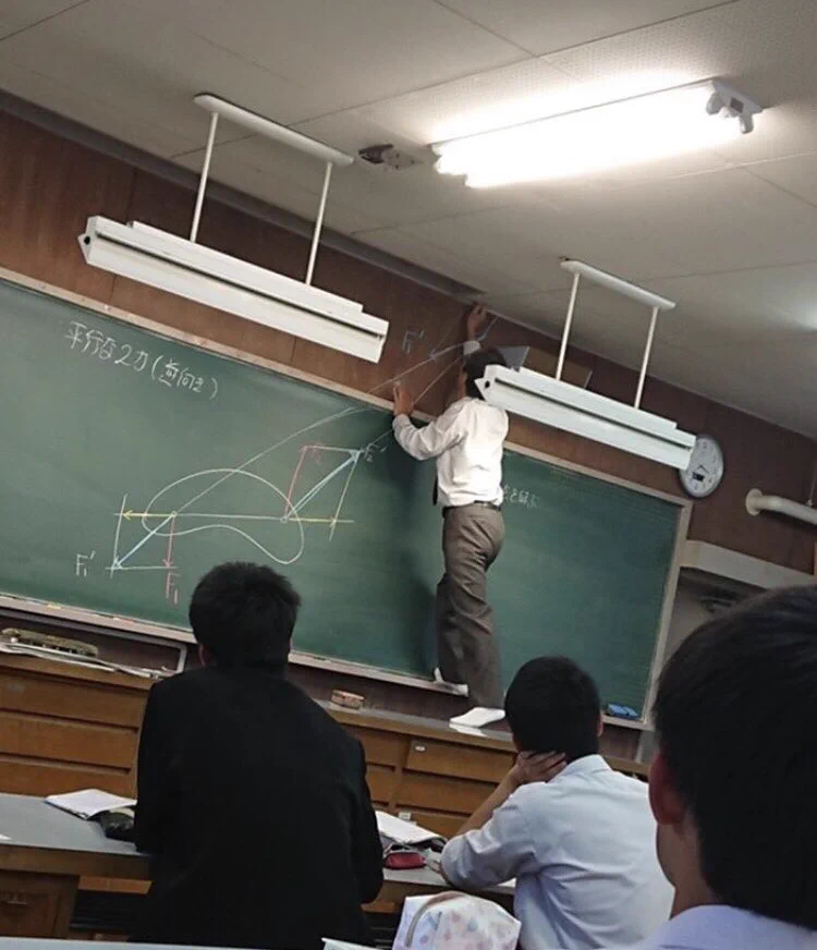 ある物理教師が話題に！黒板に書ききれないなら壁にだってwww