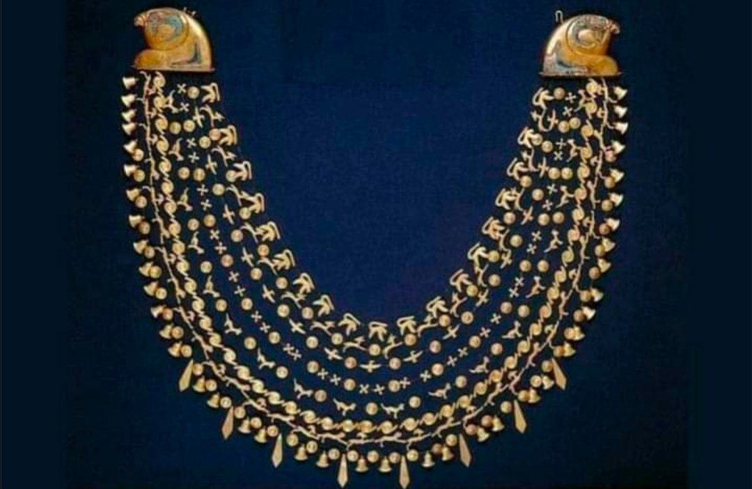 قلادة الملكة "اياح حتب" المزينة بقفل مصنوع من رأسين من الصقور مكونة من عناصر صغيرة تمثل البابون والطيور والأجراس والزخارف الهندسية مصنوعة من الذهب والأحجار الكريمه
محفوظة بالمتحف المصري
#صنع_فى_مصر