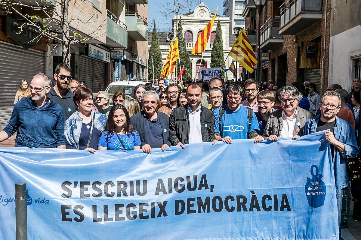 Abans d'ahir, en <a href="/jterrades/">Jordi Terrades</a> explicava a <a href="/VOrientalTv/">VOTV</a>  (youtube.com/watch?v=dzTPPN…) que no es pot consultar a la ciutadania de #Granollers sobre l'#AiguaPública. A més, el PSC, del que és portaveu, vol una concessió privada. Què hi feia, però, a aquesta manifestació el 2017?