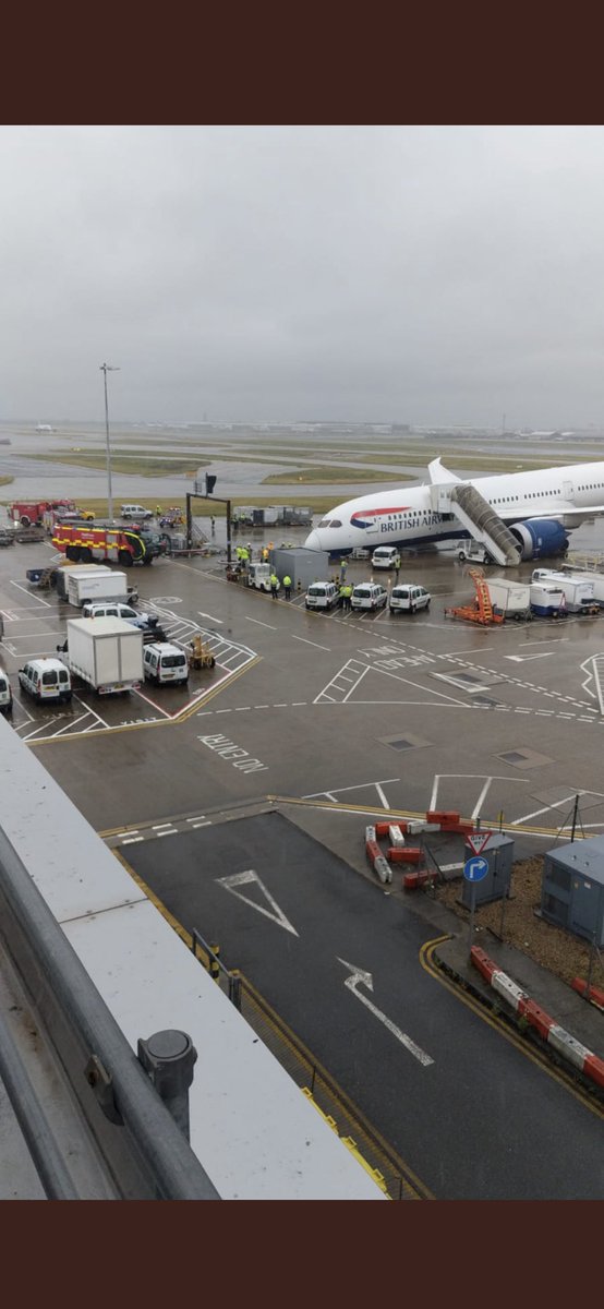 999London's tweet photo. BREAKING: A British Airways Boeing 787 Dreamliner has suffered a ‘nose gear collapse’ at #HeathrowAirport. 

The airports fire service is dealing with the incident. 

📸@MZulqarnainBut1 https://t.co/bbZdQmBDdT