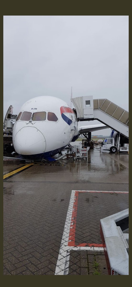 BREAKING: A British Airways Boeing 787 Dreamliner has suffered a ‘nose gear collapse’ at #HeathrowAirport. 

The airports fire service is dealing with the incident. 

📸<a href="/MZulqarnainBut1/">M Zulqarnain B</a>