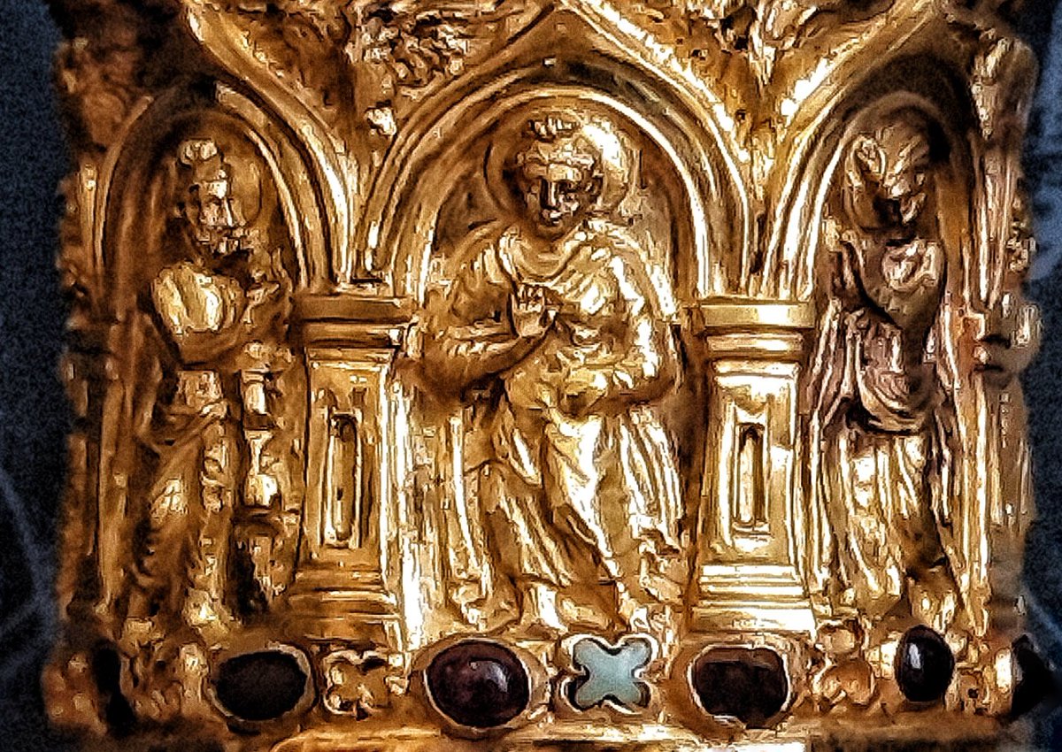 DalrympleWill's tweet photo. The solid-gold, garnet-encrusted Bimaran Casket is arguably the earliest securely dated representation of the Buddha, dating from around 50-60 CE. It was found by the East India Company deserter turned pioneering archaeologist of Afghanistan, Charles Masson. https://t.co/w8xEZoxfEx