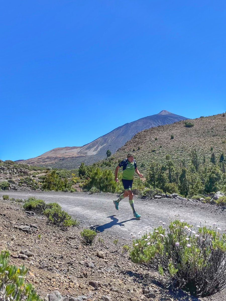 RikiAbad's tweet photo. Para subir hasta la cima del Teide tienes que tener un permiso especial que en los meses de verano es muy difícil conseguir por su gran demanda. 
Me dio mucha rabia después del esfuerzo quedarme a solamente 173 metros de la cima.
Terreno reconocido y en breve volveré!!
#ruta040 https://t.co/MtxeBhGGMO