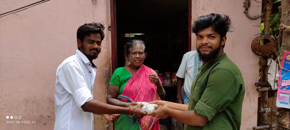 chidambaramDFC's tweet photo. ஜகமே தந்திரம் திரை படத்தை முன்னிட்டு 💥 சிதம்பரம் வண்டிகேட் ஏரியா மக்களுக்கு மதிய உணவு வழங்கபட்டது ♥️ சிதம்பரம் நகர தலைமை தனுஷ் நண்பர்கள் நற்பனி மன்றம் ♥️ @dhanushkraja @DirectorS_Shiva @B_RAJA_  @Cuddalore_DFC https://t.co/24ZVP2FEym