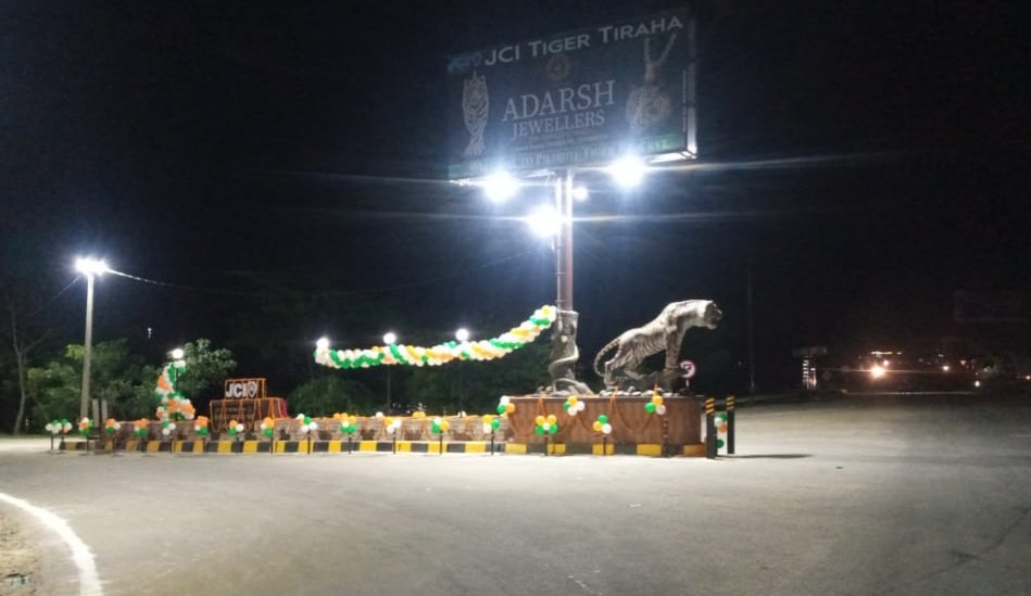 बनकटी तिराहा, नकटादाना तिराहा, बांसुरी चौक, गौहनिया चौराहा, नौगवां चौराहा और गन्ना तिराहा के बाद अब सौन्दर्यीकृत हुआ "टाइगर तिराहा"

सीसीटीवी, रिफ्लेक्टर, प्रकाश व्यवस्था के साथ टाइगर तिराहा करेगा पीलीभीत आने वालों का स्वागत।
# बदलता पीलीभीत। <a href="/UPGovt/">Government of UP</a> <a href="/CMOfficeUP/">CM Office, GoUP</a> <a href="/myogioffice/">Yogi Adityanath Office</a>