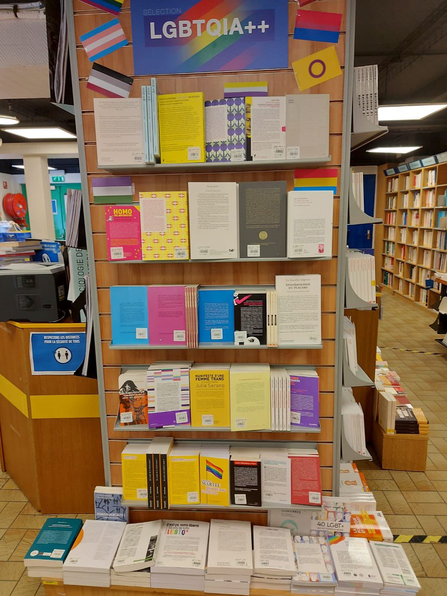 “Montjoie ! Saint Denis ! Sus à la queerocratie !” 
Ayé on a fâché tonton !! 
Sachez que vos actes homophobes ne nous arrêteront pas.
QUEER, PROUD AND LOUD ! 
#pride #LGBTQIA #Homophobie #soutienAliceCoffin #RienÀGuérir