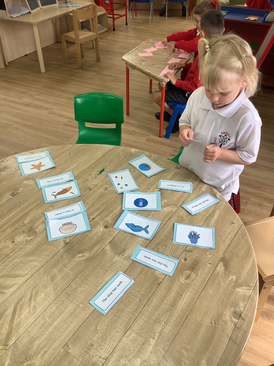 ClassRAspull's tweet image. Super reading skills for our rainbow challenge 📚#acpseyfs #eyfsreading #underthesea