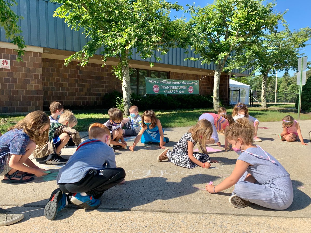CPCougars's tweet photo. "Walk This Way"
Kindergarteners "Chalked the Walk" for our outgoing 5th graders. #CPcougars #endoftheyear #chalkthewalk @MTPSchools https://t.co/FfOLni8KxT