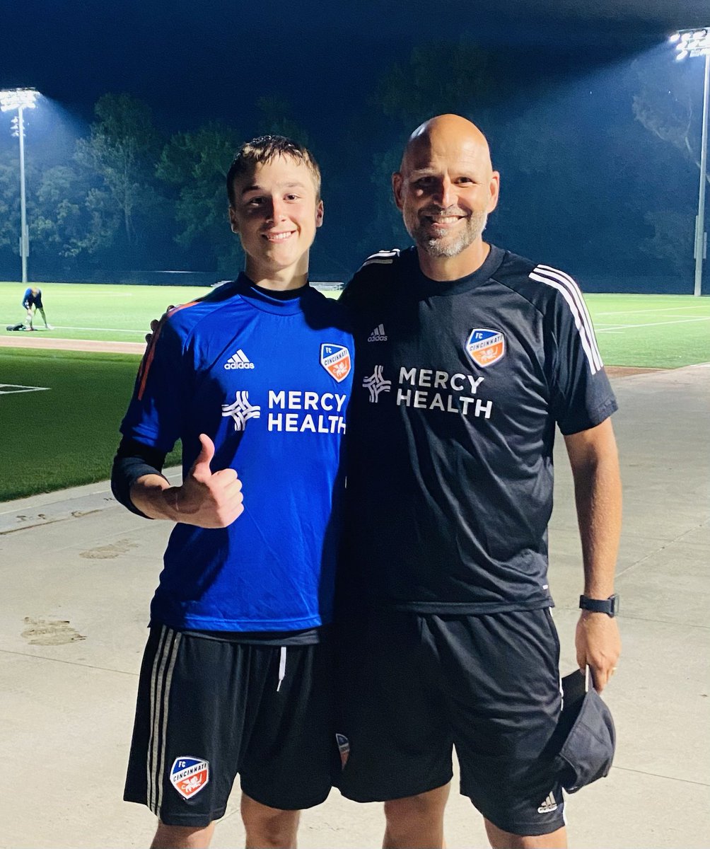 Jack Moxom (bavarian 17s) is all smiles as he is trying out for FC Cincinnati and training with goalkeeper coach Dave Schurek, good luck jack👍 #bavsnation ⁦<a href="/BavarianSoccer/">Bavarian United Soccer Club</a>⁩ ⁦<a href="/BavarianSC_Mens/">Bavarian United Men's Team</a>⁩
