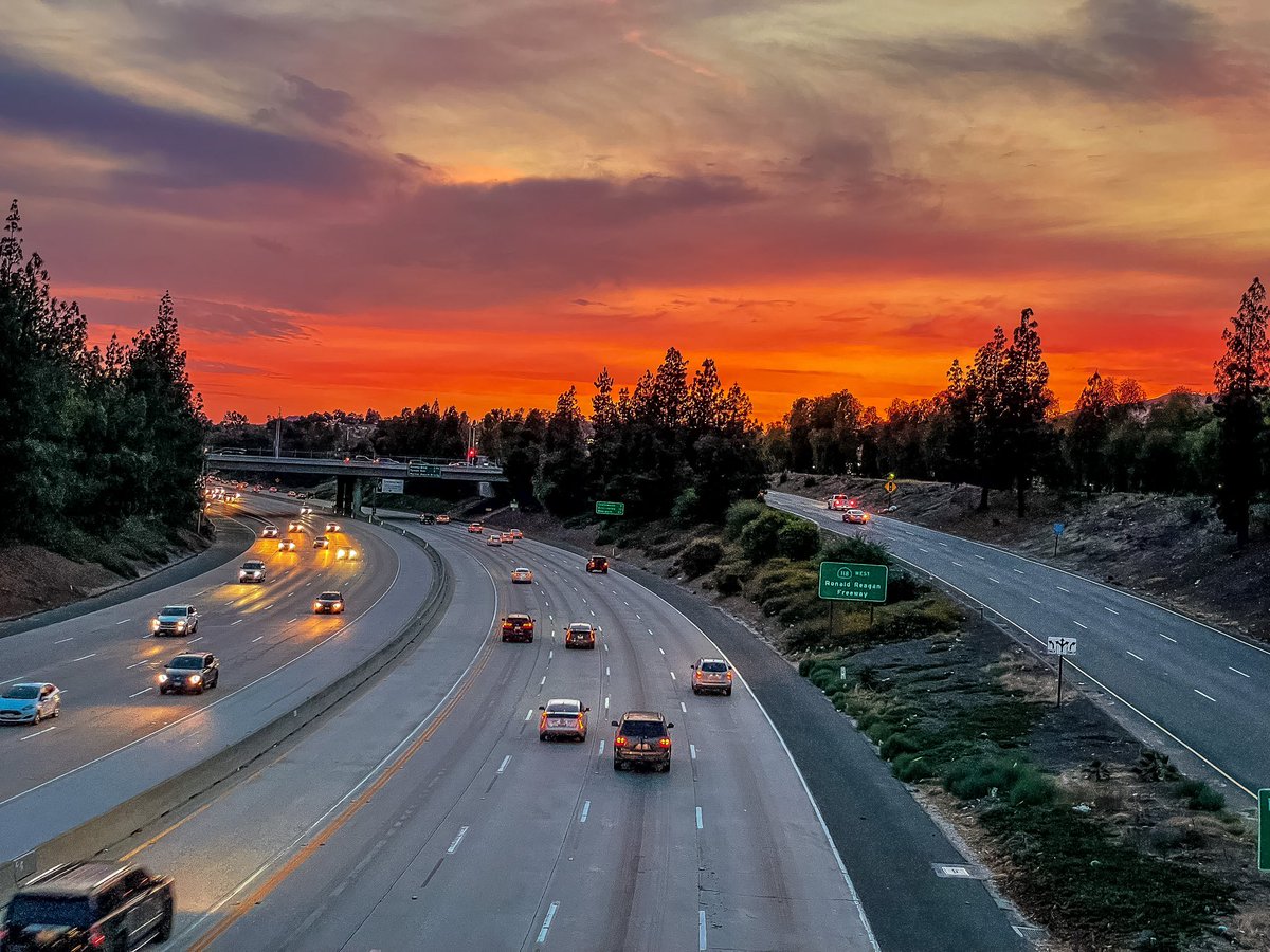 ErwinMojica's tweet photo. The #118freeway curving under #balboablvd with the sun calling it a day.
#granadahills #sunset #sfv #sfvalley #sanfernandovalley 818 #sky #redsky #redsunset #clouds #freeway #headlights #taillights #sunsetphotography #er1shotit https://t.co/sKBGW5Urp6