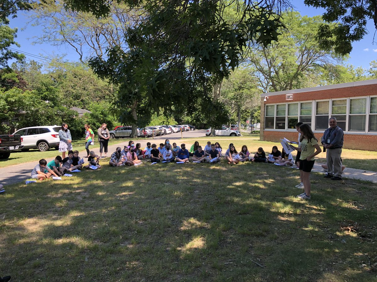 pulaski_road's tweet photo. High School socially studies teacher,Mr. Scott, working with our 5th graders on a beautiful afternoon! Thank you for teaching us about the amendments and law! https://t.co/RYYttElv1G