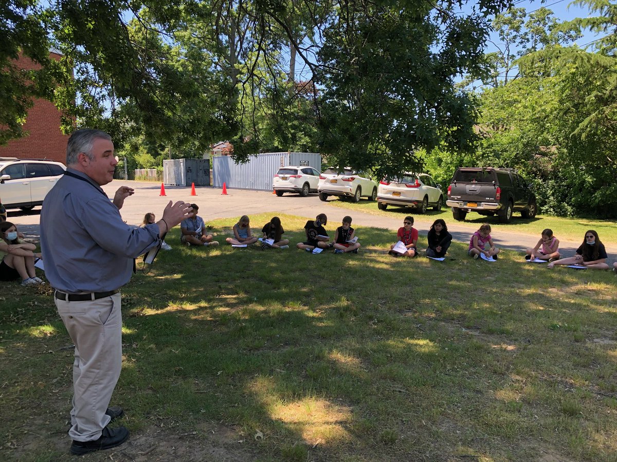 pulaski_road's tweet photo. High School socially studies teacher,Mr. Scott, working with our 5th graders on a beautiful afternoon! Thank you for teaching us about the amendments and law! https://t.co/RYYttElv1G