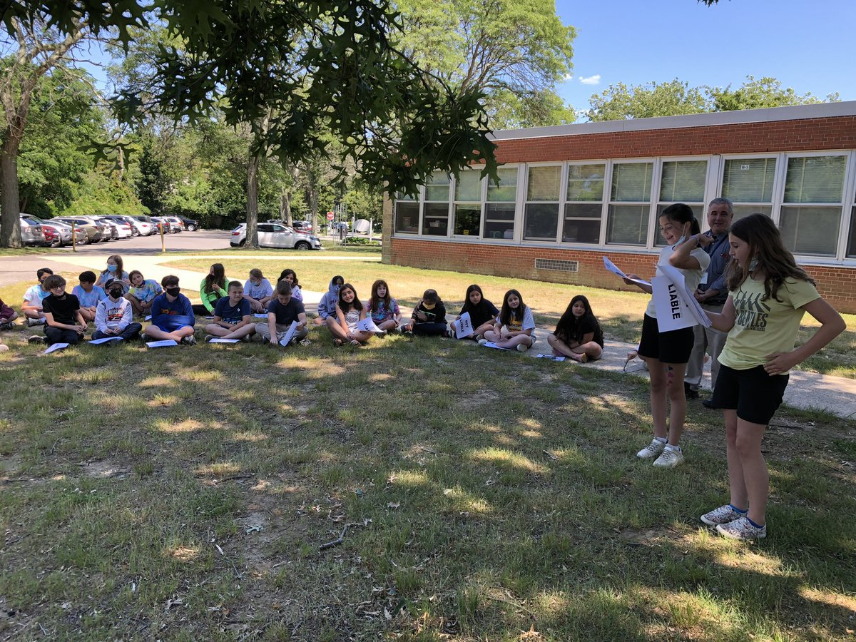 pulaski_road's tweet photo. High School socially studies teacher,Mr. Scott, working with our 5th graders on a beautiful afternoon! Thank you for teaching us about the amendments and law! https://t.co/RYYttElv1G