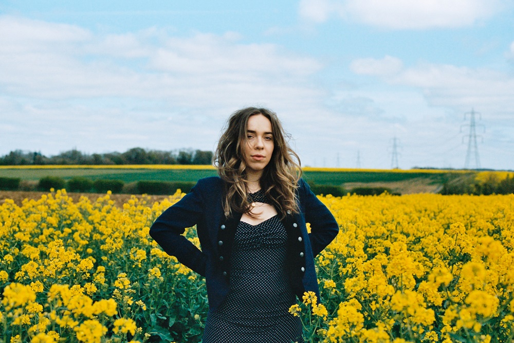 A concoction of indie, bedroom dream-pop, and smooth soul, <a href="/olivefeather/">Olive Featherstone</a> has dived straight in at the deep end and put her all into 'Opium Requiem'.

giggoer.com/2021/06/18/oli…